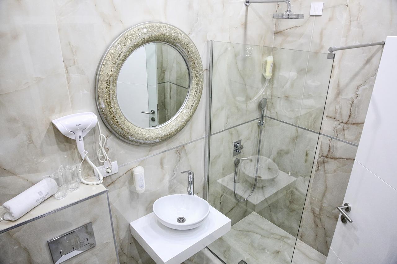 לינה וארוחת בוקר סטארה פאזובה Sunny Hill Garden מראה חיצוני תמונה